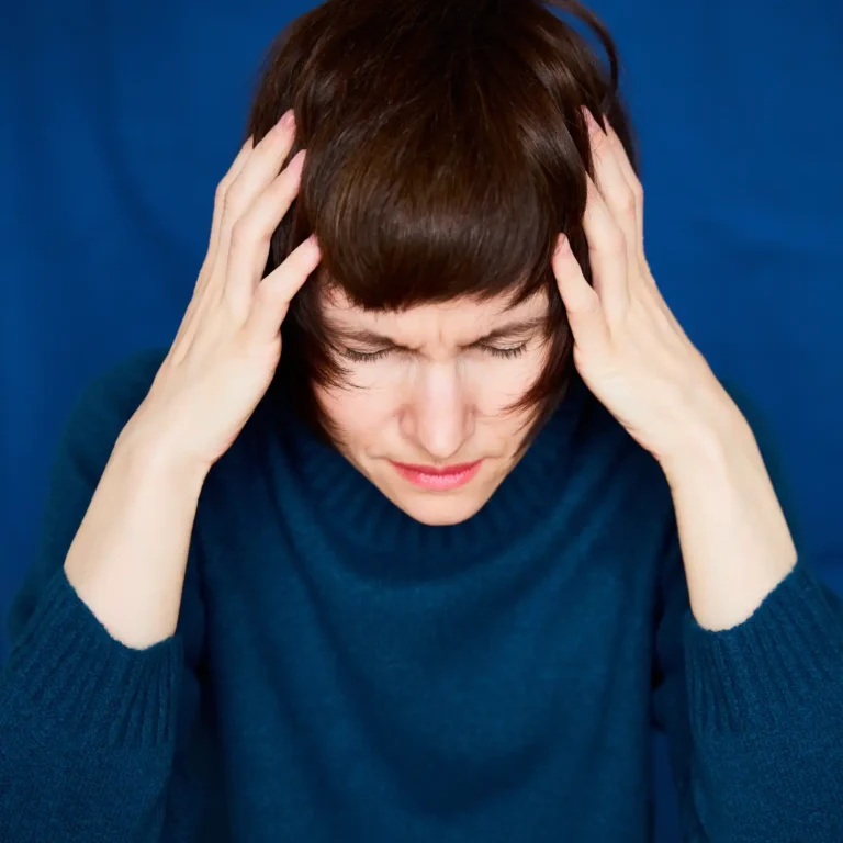 Donna stressata con le mani sul capo